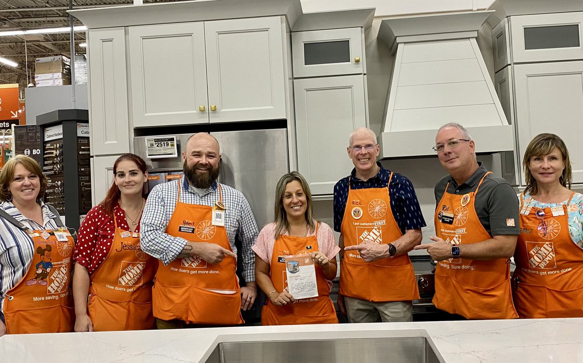 RSM Rick recognizing Jen for her inspirational leadership at 213 Vero Beach🌴 way to go Jen!!!  #1regionsfl