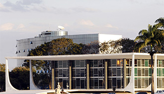 STF invalida veto presidencial e restabelece regra sobre tributação de petróleo na Zona Franca de Manaus. O Plenário, por maioria, declarou a inconstitucionalidade do veto adicional publicado em edição extra do Diário Oficial da União. Saiba mais: bit.ly/3Oe8wse