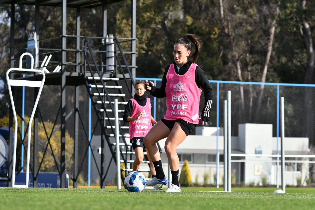 Argentina's tweet photo. #SelecciónFemenina ¡Otro día de trabajo! @Argentina sigue poniéndose a punto para la #CopaAméricaFem en el Predio de Ezeiza.

👋 El plantel de preseleccionadas se completó hoy con la llegada de @AgusBarroso5 y @ElianaStabile12.

📝 https://t.co/4WMIBIKGxV https://t.co/HKXVsReGjc