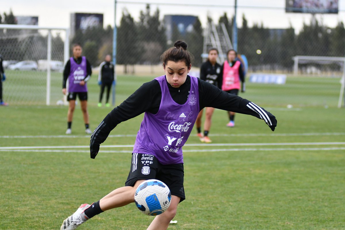 Argentina's tweet photo. #SelecciónFemenina ¡Otro día de trabajo! @Argentina sigue poniéndose a punto para la #CopaAméricaFem en el Predio de Ezeiza.

👋 El plantel de preseleccionadas se completó hoy con la llegada de @AgusBarroso5 y @ElianaStabile12.

📝 https://t.co/4WMIBIKGxV https://t.co/HKXVsReGjc