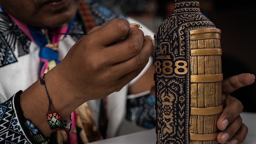 maisacastillob's tweet photo. Cuando lo dominicano y lo mexicano se unen, todo lo que surge es espectacular. 🙌🏼

La nueva botella de colección del galardonado ron dominicano @RonBrugalRD, intervenida por #MenchacaStudio, artesanía huichol, es una maravillosa representación cultural de ambos países. https://t.co/tNhKXtF9f4