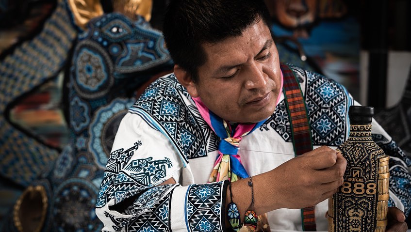 maisacastillob's tweet photo. Cuando lo dominicano y lo mexicano se unen, todo lo que surge es espectacular. 🙌🏼

La nueva botella de colección del galardonado ron dominicano @RonBrugalRD, intervenida por #MenchacaStudio, artesanía huichol, es una maravillosa representación cultural de ambos países. https://t.co/tNhKXtF9f4