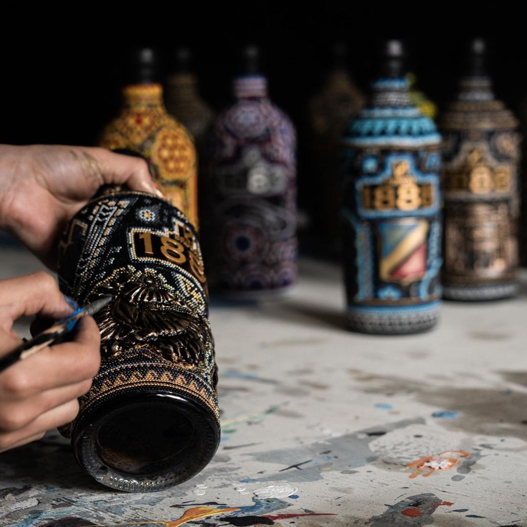 maisacastillob's tweet photo. Cuando lo dominicano y lo mexicano se unen, todo lo que surge es espectacular. 🙌🏼

La nueva botella de colección del galardonado ron dominicano @RonBrugalRD, intervenida por #MenchacaStudio, artesanía huichol, es una maravillosa representación cultural de ambos países. https://t.co/tNhKXtF9f4