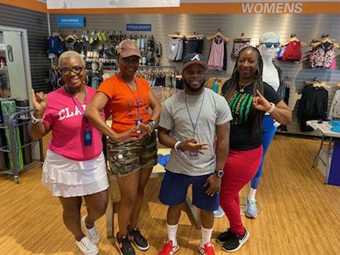 ATLHBCUAlumni's tweet photo. Add'l, Atlanta HBCU Alumni Alliance Fam. Package Pick-up Day 2. #HBCURunWalk22 #Volunteers #PackagePickUp #HBCUStrong https://t.co/j3Xw7n24BD