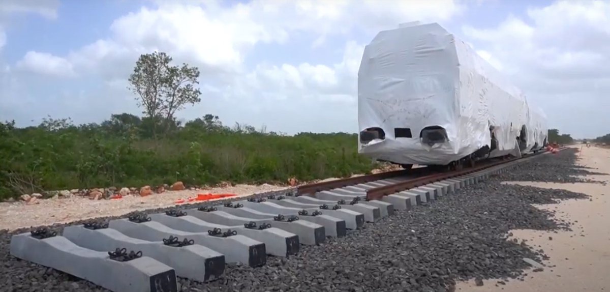 #SúbeteAlTren El Tren Maya avanza conforme a programa y con 112 mil empleos generados en el sureste, arribó a Campeche, una locomotora para el armado de vía con tendido de balasto, colocación de durmientes e instalación de rieles. #ElTrenMayaVa