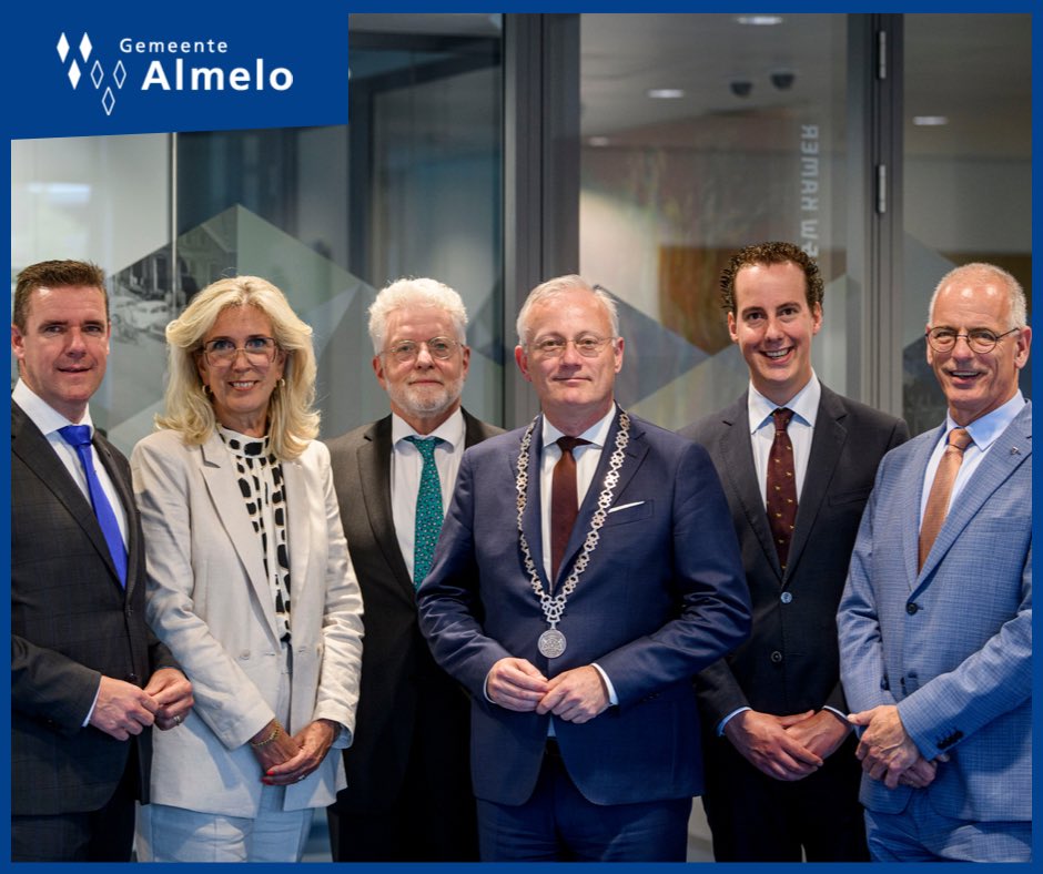 Gemeente_Almelo's tweet photo. Tijdens de 1ste zomeravond van het jaar benoemde de Almelose gemeenteraad @arjenmaathuis, @Martinvanrees @VanMierloCDA en @moniquevansaane tot wethouder. Samen met burgemeester @arjengerritsen vormen zij het nieuwe college van B&amp;W. Zie ook https://t.co/0DTmvmCqSx. https://t.co/Qe4evAOHDm