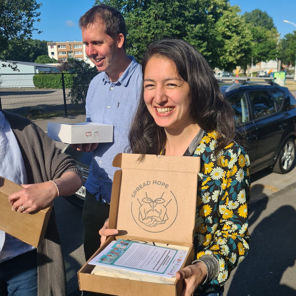 OnjaliRauf's tweet photo. To all the beautiful readers & sponsors of @VIPreading book boxes: THANK YOU for helping us fund our works this #RefugeeDay week💕
We hope you're enjoying the boxes as much as our convoy teams - & loving the #spreadhope22 sticker as much as Snowy!😉
@CottetCaroline @tommasseyuk https://t.co/r1DUgIgcGw