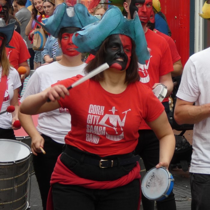 pghcork's tweet photo. Cork Midsummer Festival Parade, Oliver Plunkett Street #Cork #SummerSolstice2022 #corkartlink #corkmidsummer @KENNYTCORK @tonymtobin1 @johncreedon @RandomCorkStuff @PhotosCork https://t.co/tXAyyo9EWB
