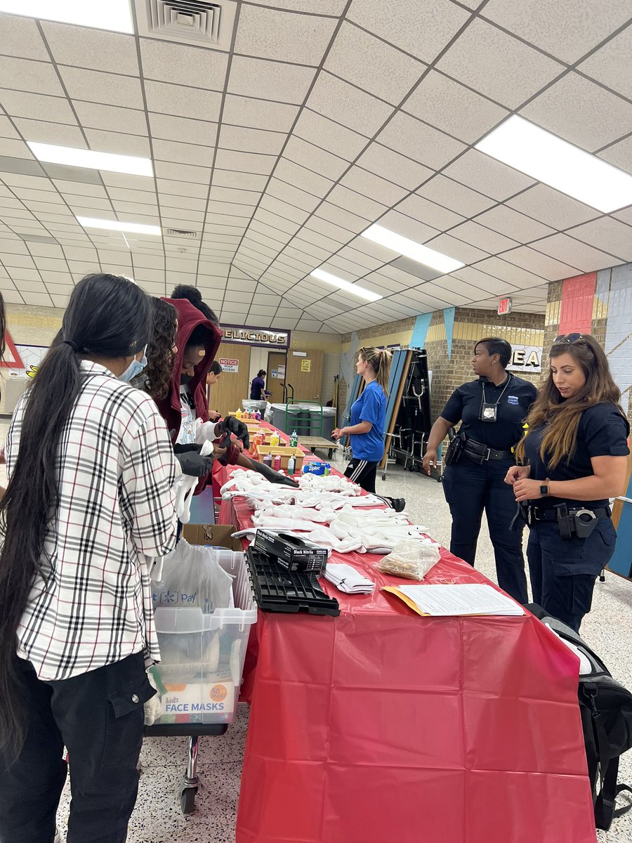 Thank you Officers @GhpalYoung @MichonMegan @GHPAL_OfcPhares for this afternoon’s fun, tie dye activity and conversations with the young women of @YWLA_AISD! #teamblaze @JanethLovsBooks @houstonpolice