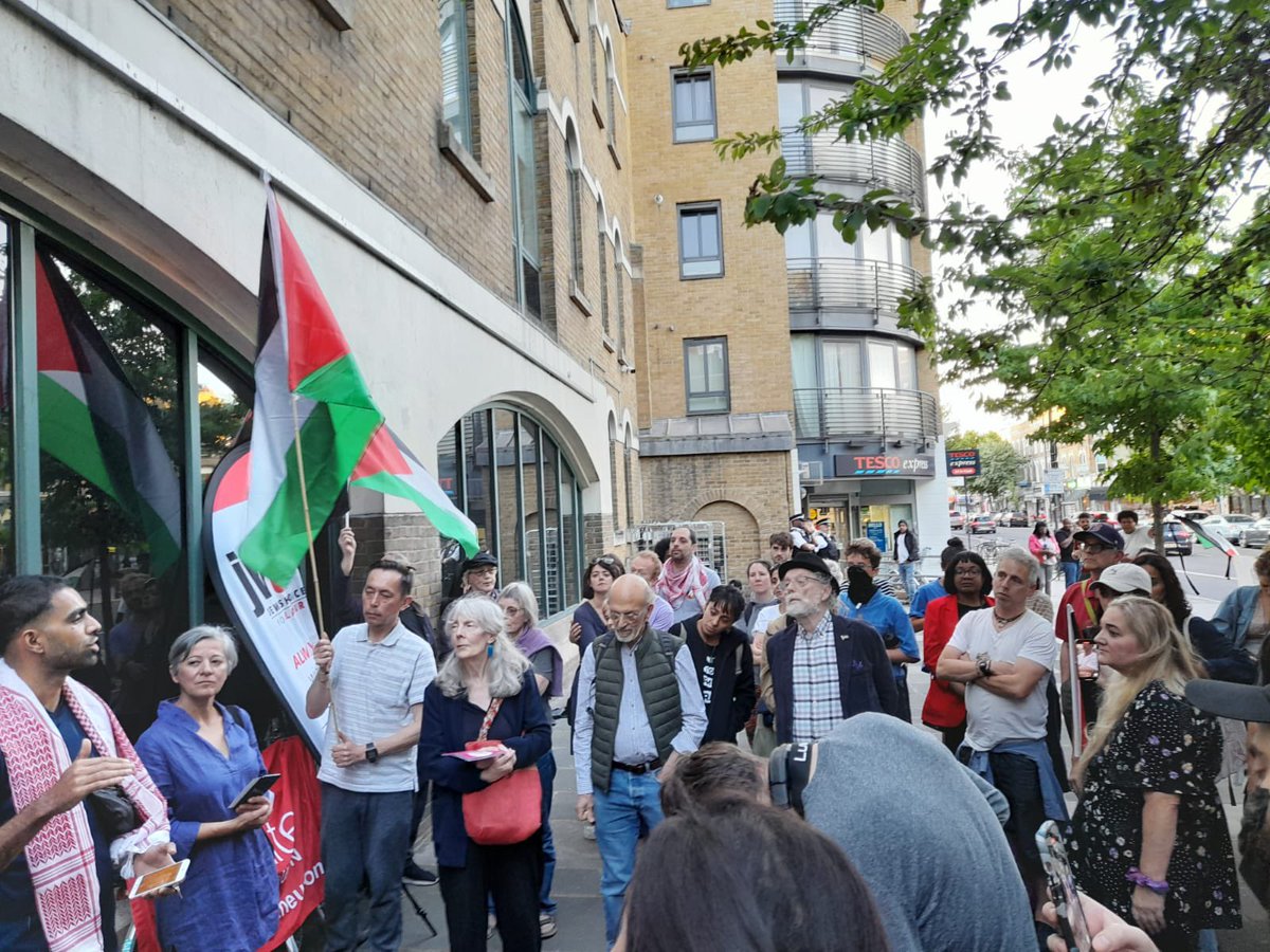 PSCupdates's tweet photo. Great turnout to @HackneyPSC’s vigil tonight calling for an end to Hackney police cooperation with Israeli police✊ https://t.co/I7L9HJ1QH6