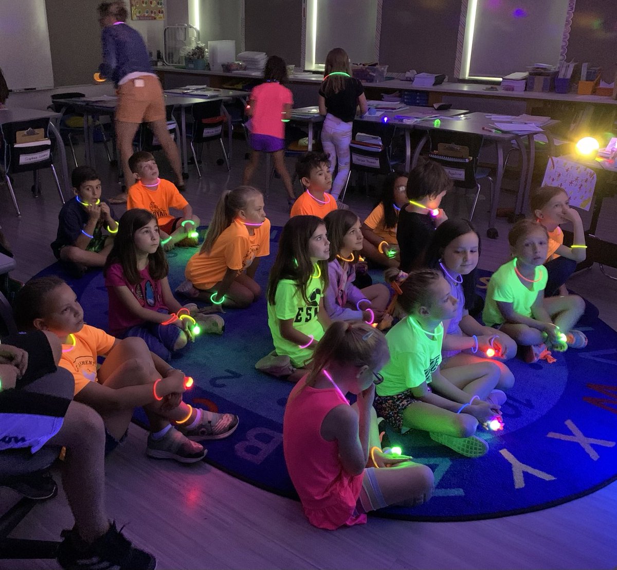 Fremont_ESM's tweet photo. Mrs. Burke’s class learned about bioluminescence while having their own glow party today! #fremontfun ⁦@ESMSchoolDist⁩ https://t.co/vhvj9P3t9T