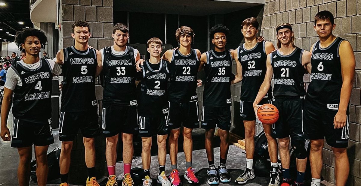 Fun Fact: Leonard, far right, played with #Iowa basketball commit Owen Freeman and #Hawkeyes hoops target Brock Harding for two years with <a href="/MidProAcademy/">Midwest Prospect Academy</a> on the AAU Circuit.