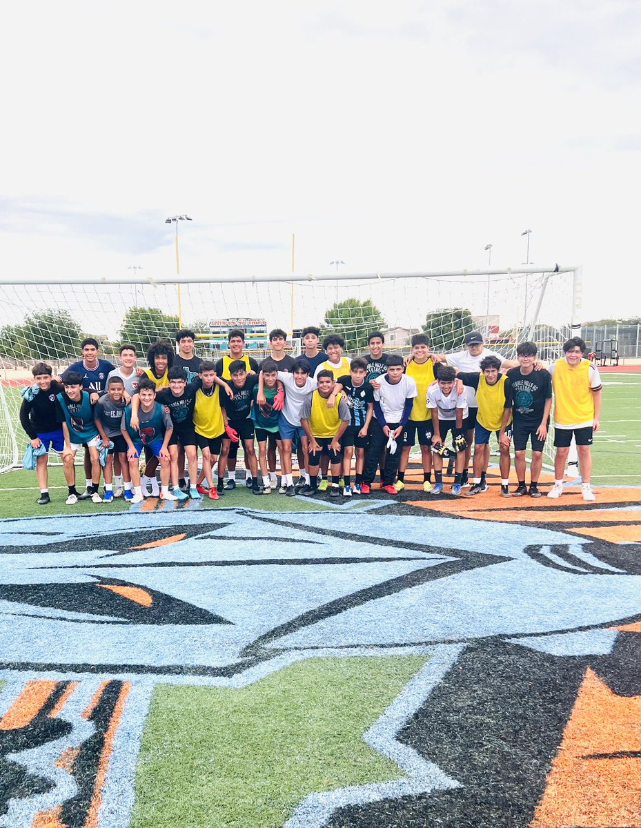 MGarcia_PHHS's tweet photo. Aqui es donde todo comienza.. 
Day 3 Summer Workouts: ✅ 
A lot of talent showed up today, Upperclassmen setting the example, Incoming Freshmen pushing their limits. Futebol ⚽️ 🏆 #RISE #teamSISD @PHills_HS https://t.co/Vbh69GjRHu