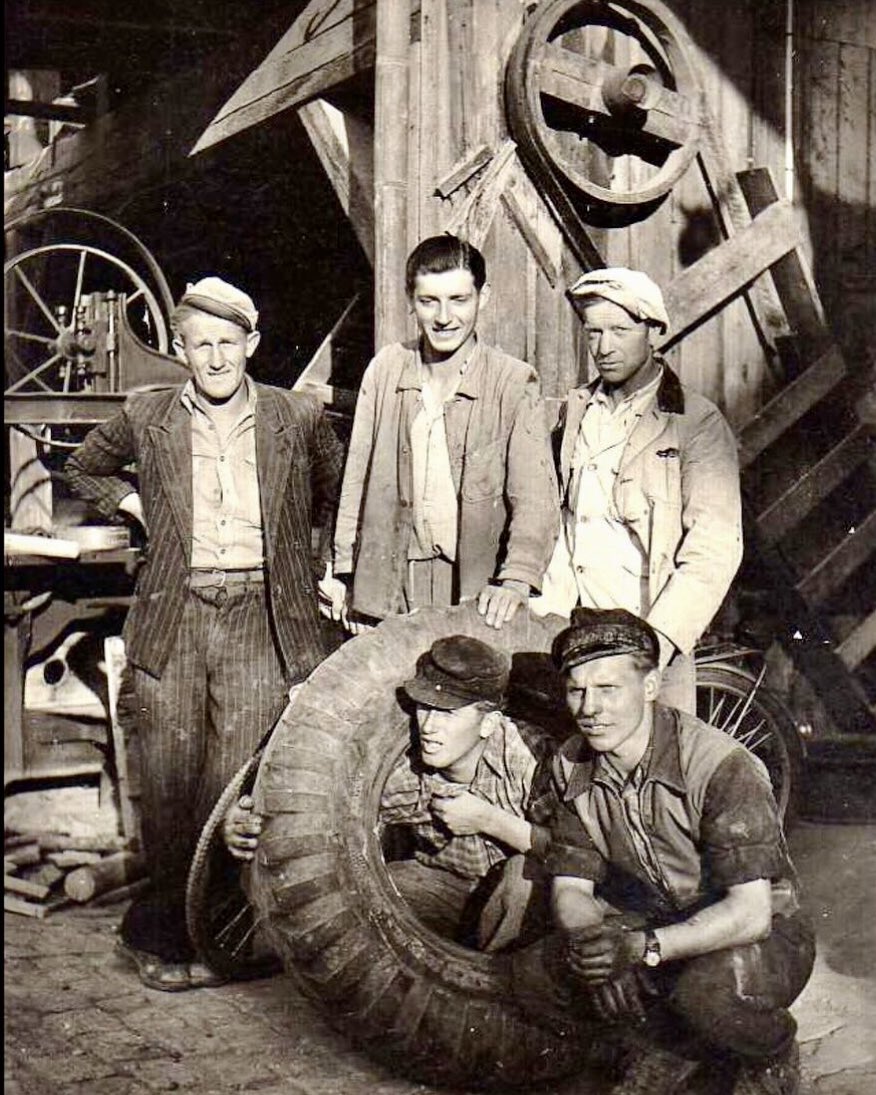 Mein Großvater war 5 Jahre in Buchenwald. Er starb mit 56 Jahren 1984 an den Spätfolgen. Onkel Ludwig, sein Freund (hier vorne rechts) war dann für mich wie ein Großvater geworden. Er starb letzte Nacht. Er schlief friedlich ein. Er wurde 93 Jahre alt.