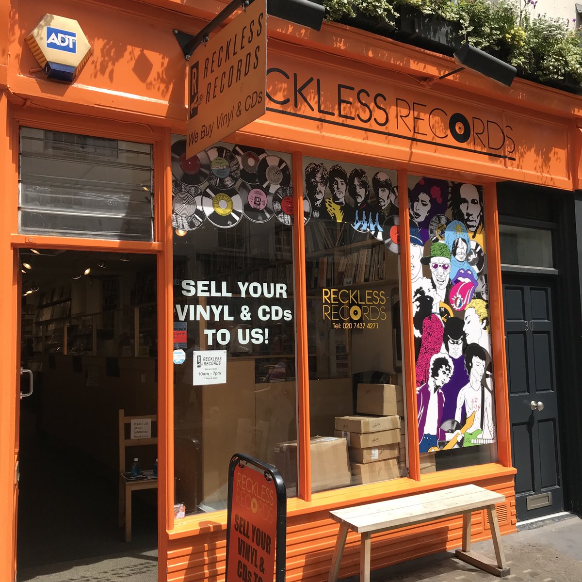 WaterRoomRecord's tweet photo. The Kafers's 1st single is now available at Reckless Records in London! The shop is famous for Oasis's album cover!
#thekafers #london #soho #england #uk #RecklessRecords #WATERROOMRecords #SazanamiLabel #DiskUnion #MerseyBeat #Rock #RocknRoll #BeatBand #7inch #MONO #Volkswagen https://t.co/Rn3Pw9YX6S