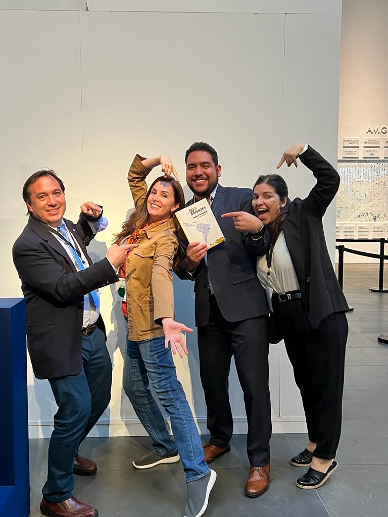 ¡Mañana es el día! Te invitamos a la presentación de "50 docentes que están transformando Latinoamérica", un libro que reúne las historias de grandes docentes que desde sus aulas están marcando la diferencia. 

Inscribite en: fundacionvarkey.org/noticias/un-li…

#DocentesQueTransforman