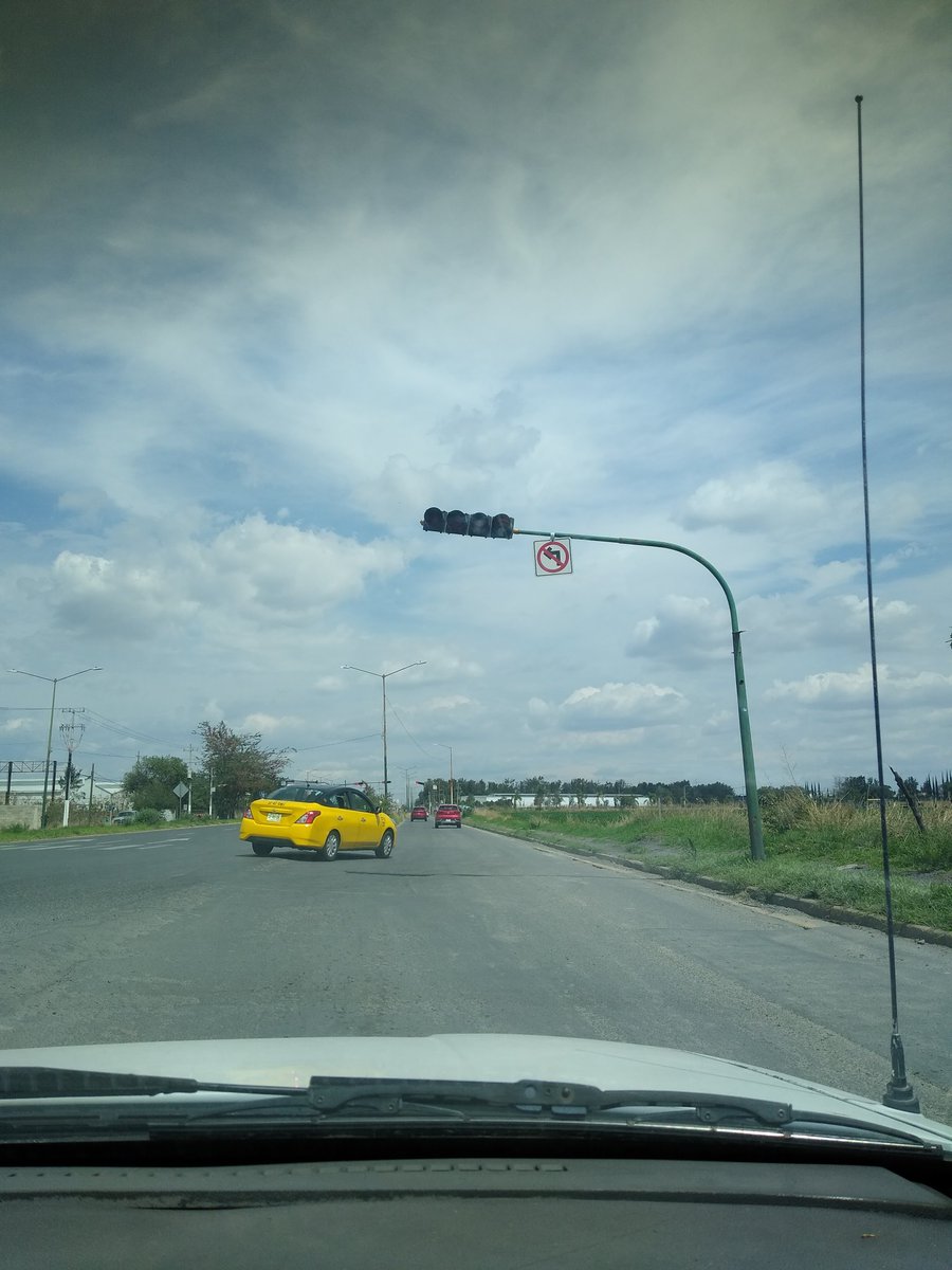 PabloCarmona92's tweet photo. #ReporteZMG Semáforos descompuesto en Av. Juan Gil Preciado y Calle Jalisco enfrente las bodegas Langenar @AgenciaAMIM @Trafico_ZMG https://t.co/RVoNJp8qTw
