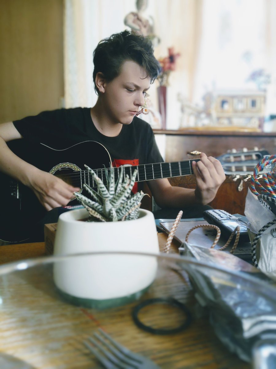 damdygamesYT's tweet photo. Play play guitar https://t.co/w9hy8aKETE