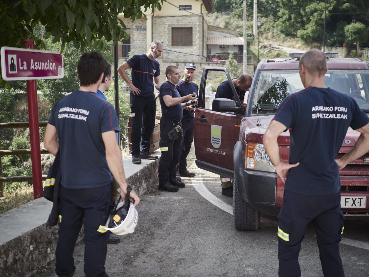 taxilari's tweet photo. Aun flipando con como los equipos de #Euskadi se coordinan.. #Basalan #suhiltzaileak #Larrialdiak .. #Olleta . Enhorabuena... y mil gracias..mila esker . #IIFF #Navarra . Edu Sanz para @europapress https://t.co/QuCQNyAU4K