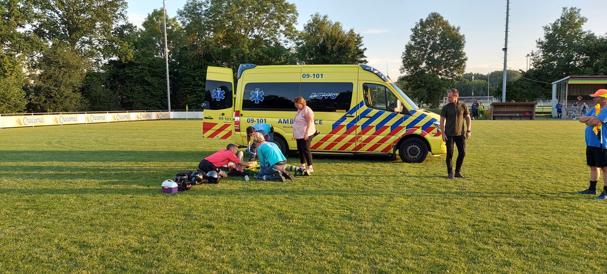 HertogJan__'s tweet photo. Hoogte en diepte punten deze week in mijn trainers loopbaan. Stijn alias : de Tank geveld knie half uur uit de kom gelegen vakkundig door ambulance personeel ter plaatse terug gezet. #schrikken #kraniggedragen  for ever #deTank @vvbrederodes https://t.co/W2DKd4nF55