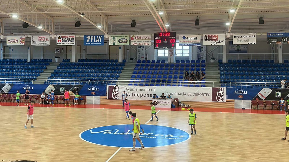 BaseAzulonaFS's tweet photo. |BASE AZULONA| 🔵
Segundo día en Infantil y Cadete regional, con 20 chicos cada uno de los que saldrán los definitivos que formarán parte de las plantillas.
#ViñaAlbaliValdepeñas #ViñaAlbaliEsUnMatch #BaseAzulona #InfantilRegional #CadeteRegional https://t.co/rASboF0Rk4