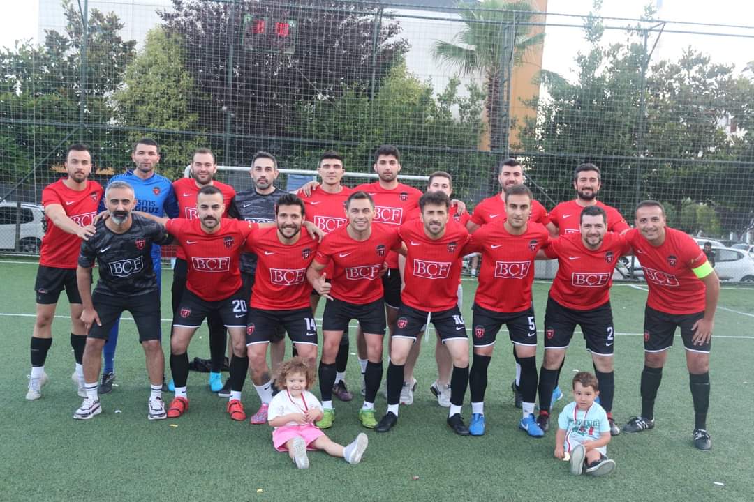 Anadolu liginde toplamda 3 ,ard arda ise 2. kez şampiyon olmanın gururunu yaşıyoruz..Birbirimizden aldığımız güç ve tarifsiz aidiyet duygusuyla hep buralarda olmaya devam edeceğiz.Alacak çok kupa ,biriktirecek çok anı var . ŞAMPİYON YEDİBELA🏆🏆