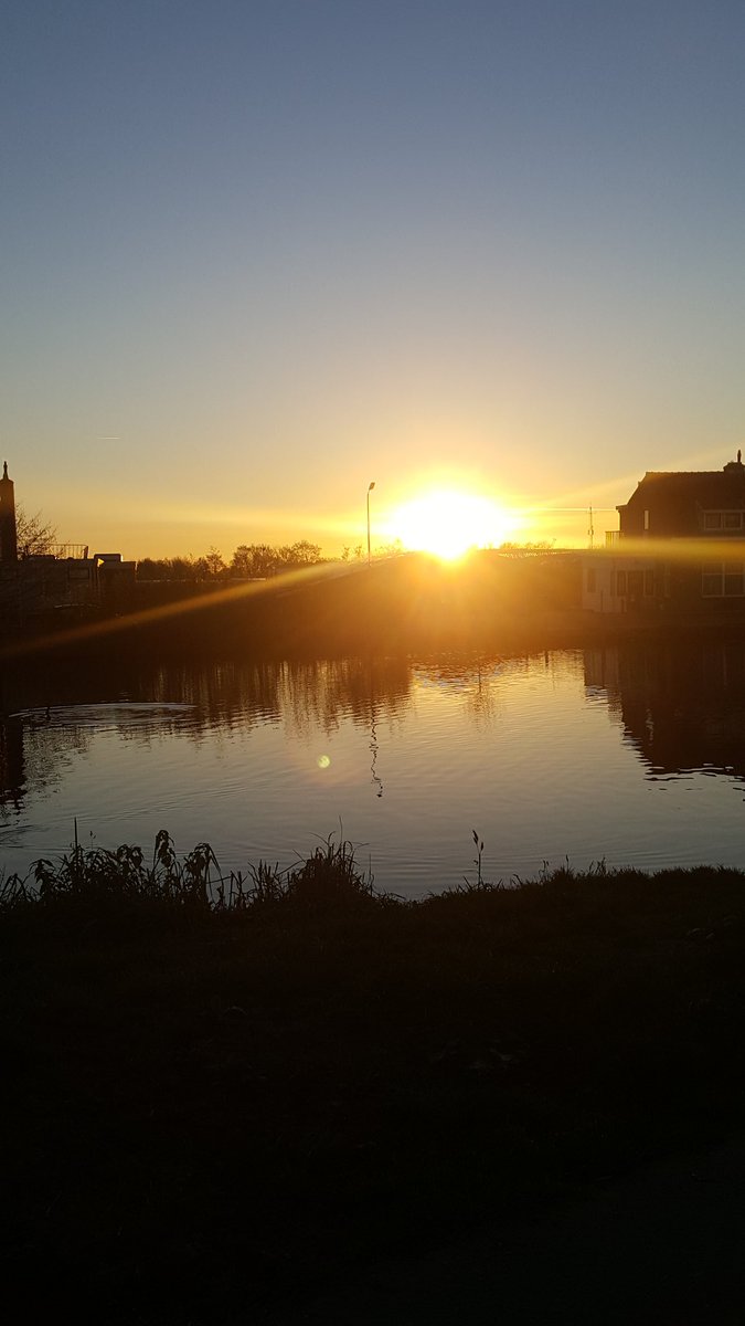 AngievdP's tweet photo. December 21st: 16.15
June 21st: 22.15 

#Solstice #sunset #Amsterdam https://t.co/LxFpE3uqSM