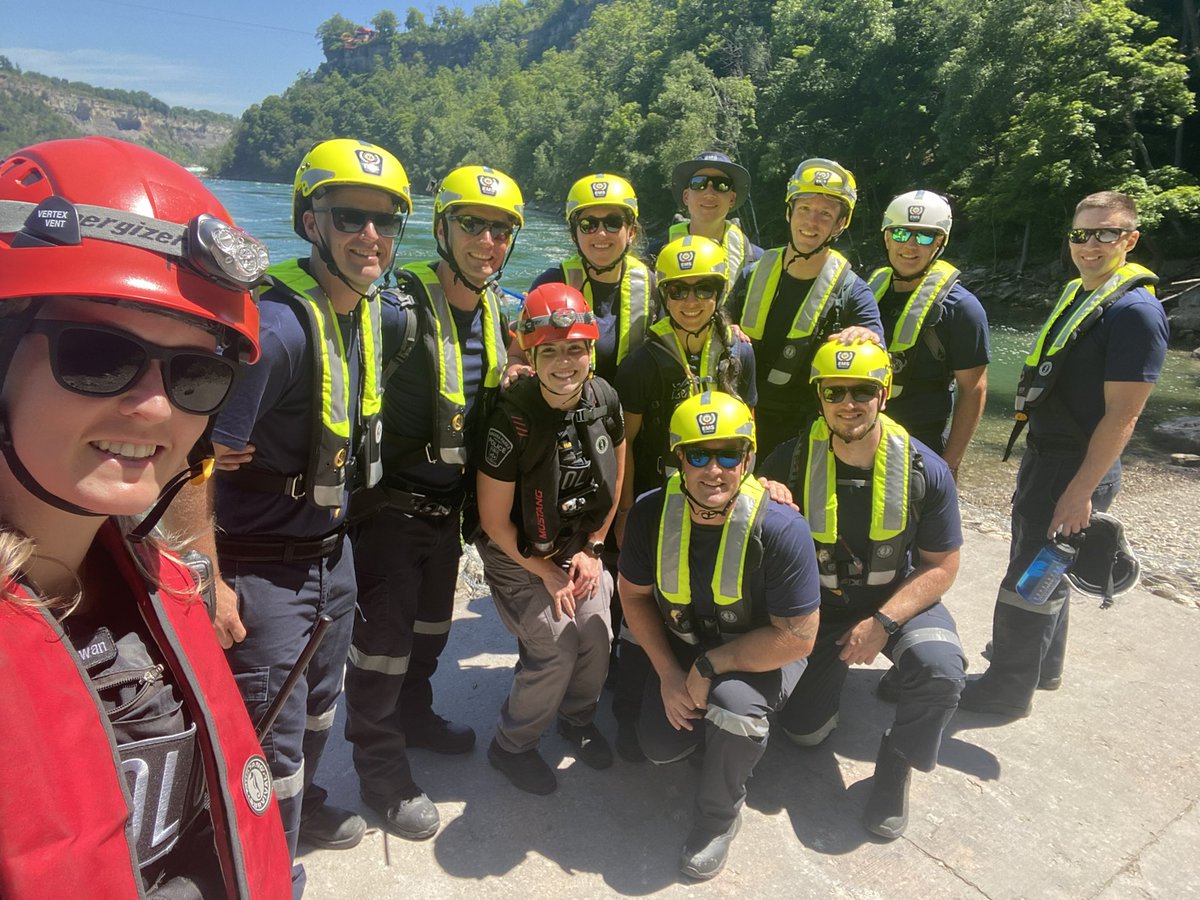NiagParksPolice's tweet photo. @NiagParksPolice High Angle River Team training with @NiagaraEMS Helicopter Operations @NiagaraHeli and Niagara River Gorge orientation! https://t.co/4FyTPe0tUp