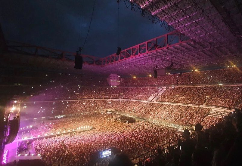 RollingStones's tweet photo. Grazie Milano! 
What an amazing audience you were!
Ti amiamo Italia 🇮🇹 https://t.co/xI9B7K59O6