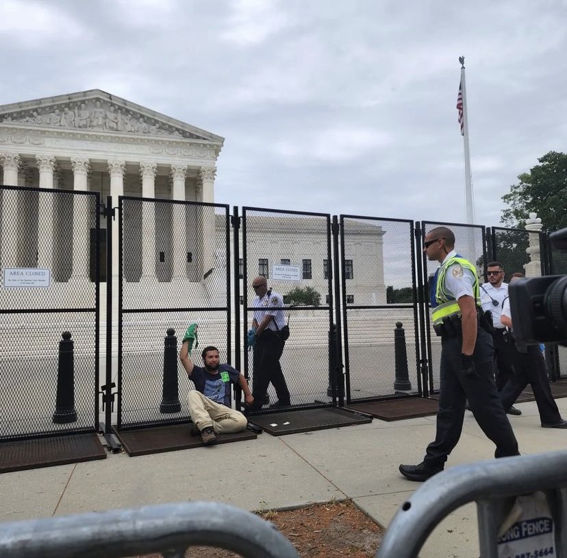 riseup4abortion's tweet image. Non-violent civil disobedience calling on EVERYONE to RISE UP to STOP SCOTUS from overturning Roe should get you righteous applause not a night in jail! 
Call D.C. Metropolitan Police 202-727-4222 and demand immediate release of #SCOTUS3