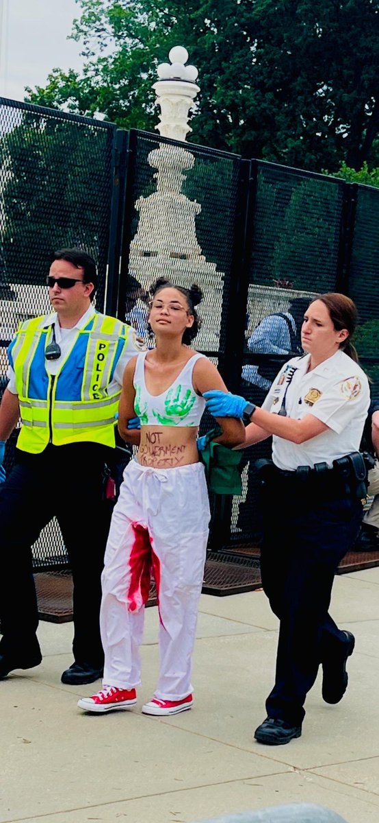 riseup4abortion's tweet image. Non-violent civil disobedience calling on EVERYONE to RISE UP to STOP SCOTUS from overturning Roe should get you righteous applause not a night in jail! 
Call D.C. Metropolitan Police 202-727-4222 and demand immediate release of #SCOTUS3