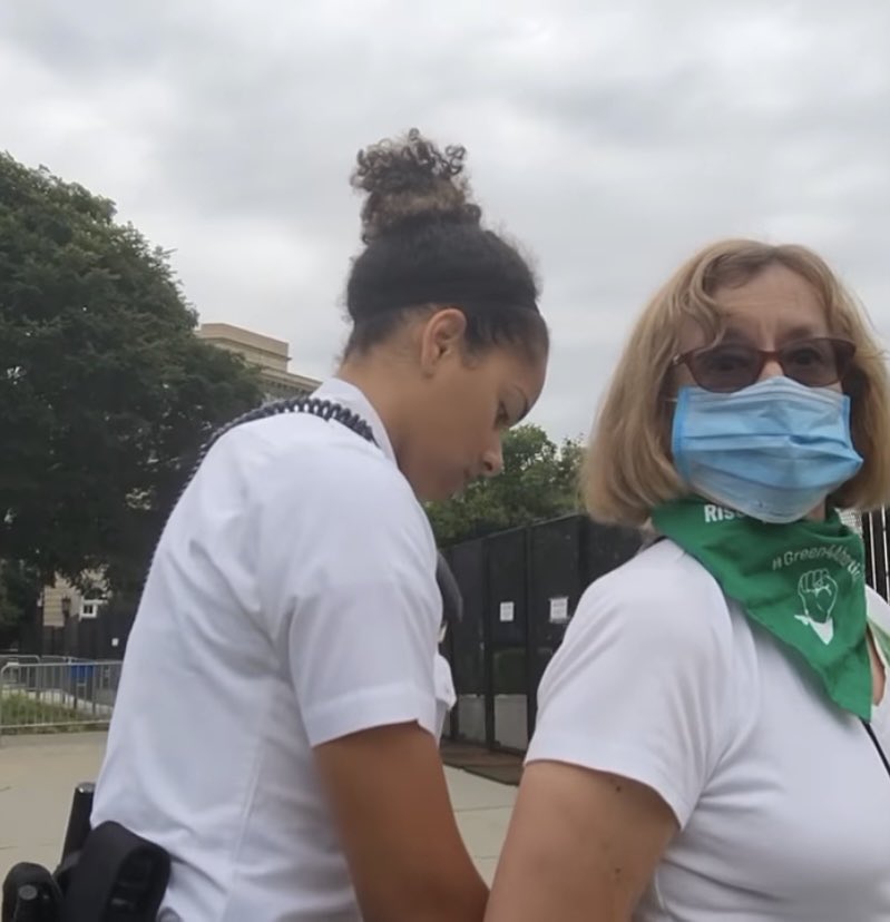 riseup4abortion's tweet image. Non-violent civil disobedience calling on EVERYONE to RISE UP to STOP SCOTUS from overturning Roe should get you righteous applause not a night in jail! 
Call D.C. Metropolitan Police 202-727-4222 and demand immediate release of #SCOTUS3