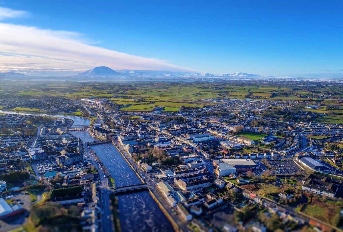 Stunning aerial view of #Ballina in Co.Mayo. Ballina lies at the heart of #NorthMayo with some of the most beautiful scenery in Western Europe. 📸 Bartlomiej Rybacki Read more here: northmayo.ie/ballina-co-may… #MayoNorth #CountyMayo #Ireland #KeepDiscovering #WildAtlanticWay