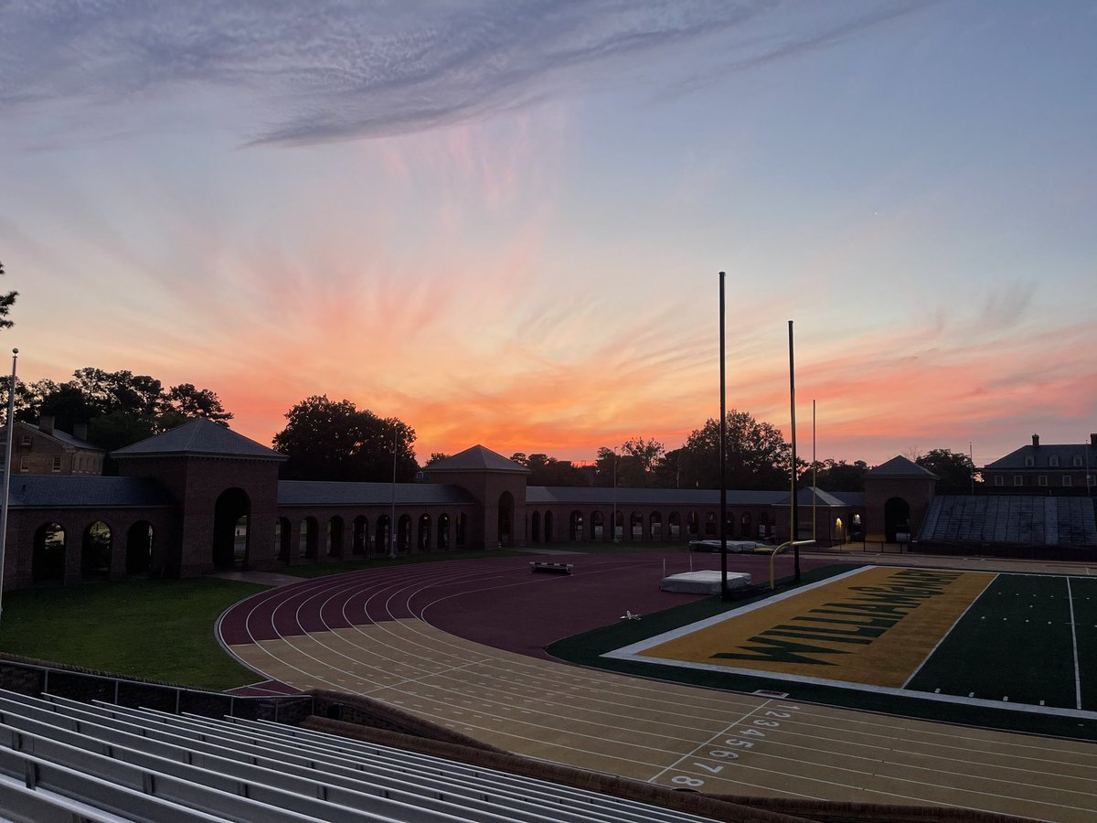 Coachkendricklo's tweet photo. Action shots from the sunrise at 5:15 this morning #RiseandShine #ItsWorkTime https://t.co/uVCMaRgXsY