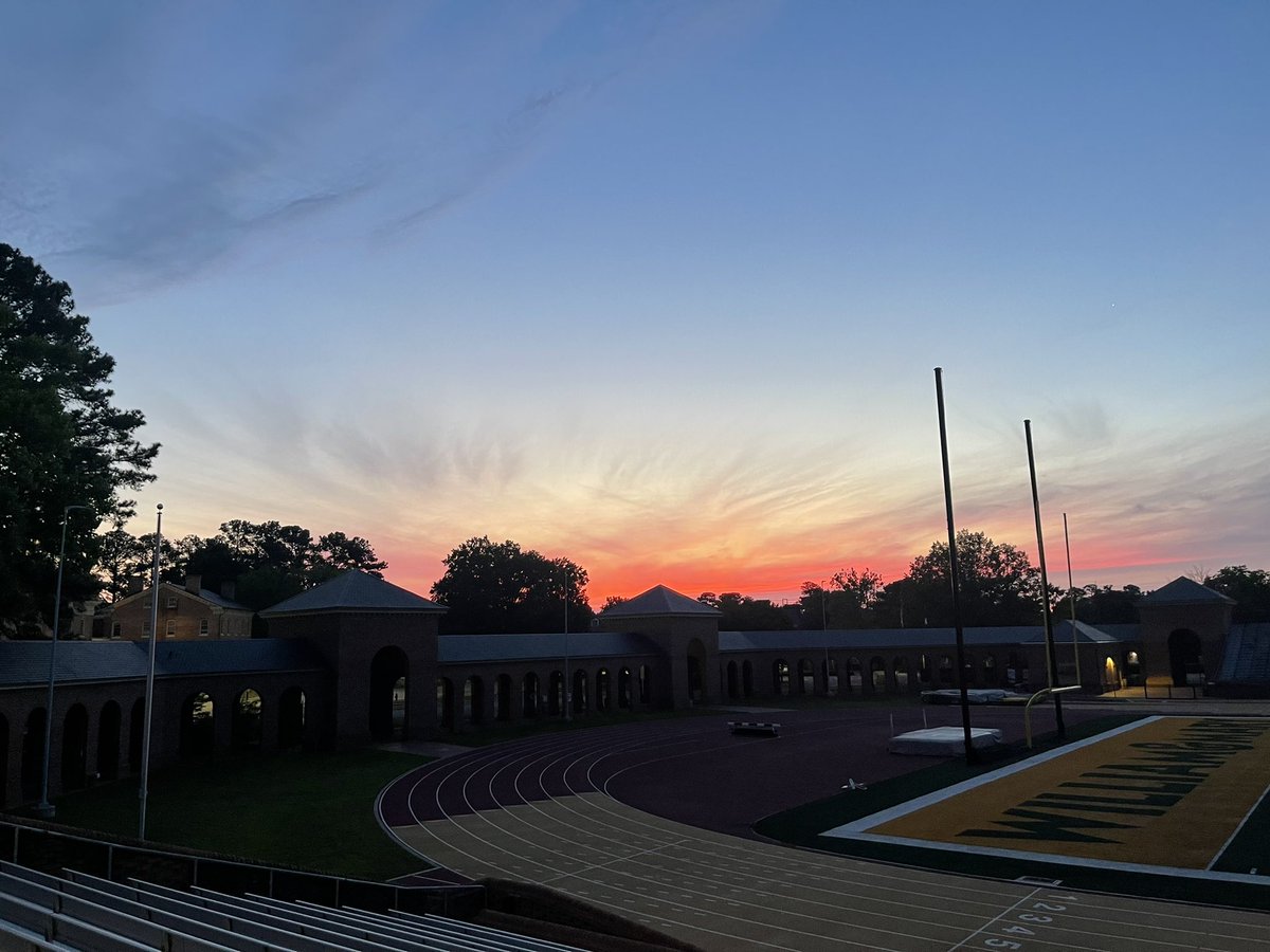 Coachkendricklo's tweet photo. Action shots from the sunrise at 5:15 this morning #RiseandShine #ItsWorkTime https://t.co/uVCMaRgXsY