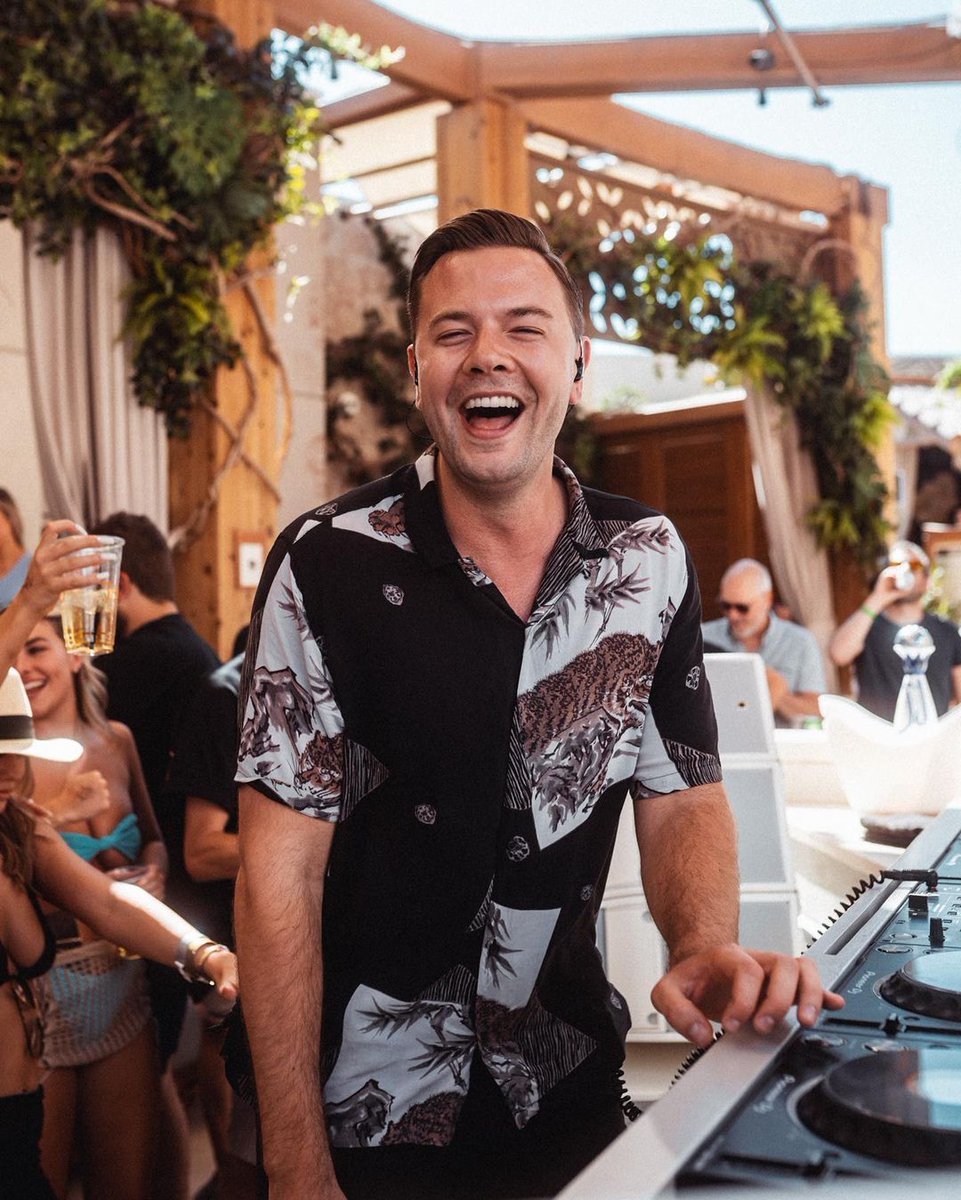 Tablelist's tweet photo. 4th of July can't come soon enough! ๐บ๐ธ๐ Close out the holiday weekend at WTR Pool with a performance by Dutch house DJ @SamFeldtMusic. This one WILL sell outโso go pick a VIP cabana, couch, or hightop on #Tablelist's interactive floor plan today.
๐ฅ: https://t.co/7GQWBNlKge https://t.co/1MRoNJNE3O