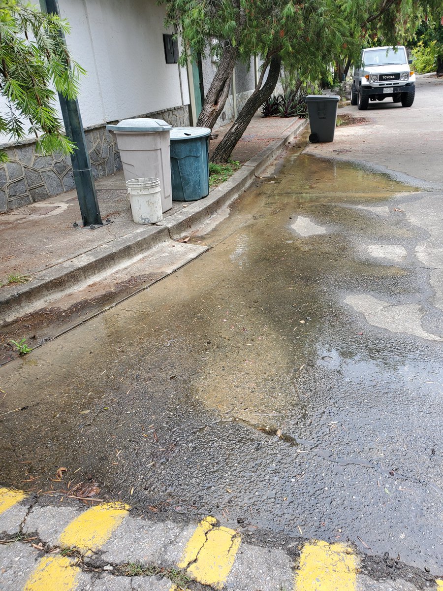 Estimados señores <a href="/HidroCapital2/">Hidrocapital</a> quisiera reportar un bote en la calle Juan 23 en Montecristo. Agradecemos su atencion para repararlo