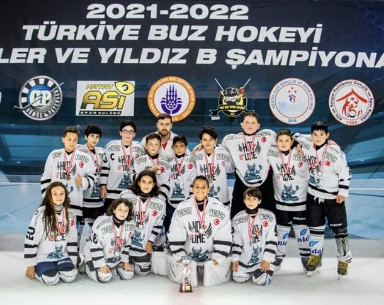 buzadamizbiz's tweet photo. Buzadam Yıldız B Takımımız Türkiye şampiyonasında 3. oldu.
#buzadam #icehockey #U12 https://t.co/Bdm86WM82e