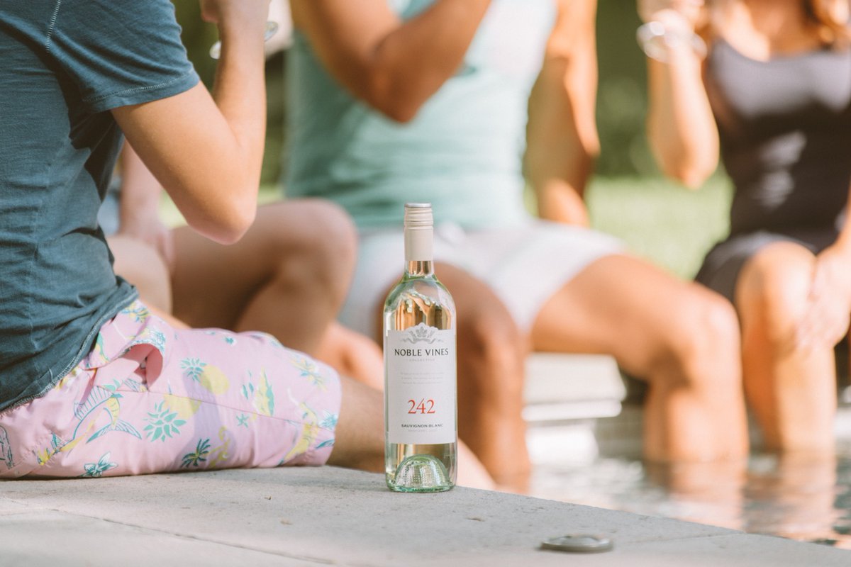 NobleVinesWine's tweet photo. Starting off Summer with ⭐️ ⭐️ ⭐️ ⭐️ ⭐️.

"I think this is my favorite Sauvignon Blanc wine ever. Going back for more!!" #SummerSolstice #NobleVines 

Leave your review: https://t.co/CLccxALtNq https://t.co/WlSicKsKhH