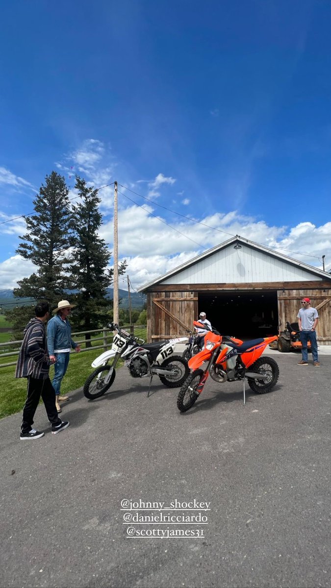 noobrakes's tweet photo. Daniel in Whitefish, Montana ⛰

📷: corey_wilson 
#DanielRicciardo #ScottyJames #CoreyWilson #DannyRic #HoneyBadger #Montana #McLaren #F1 https://t.co/wX8xCawXLv