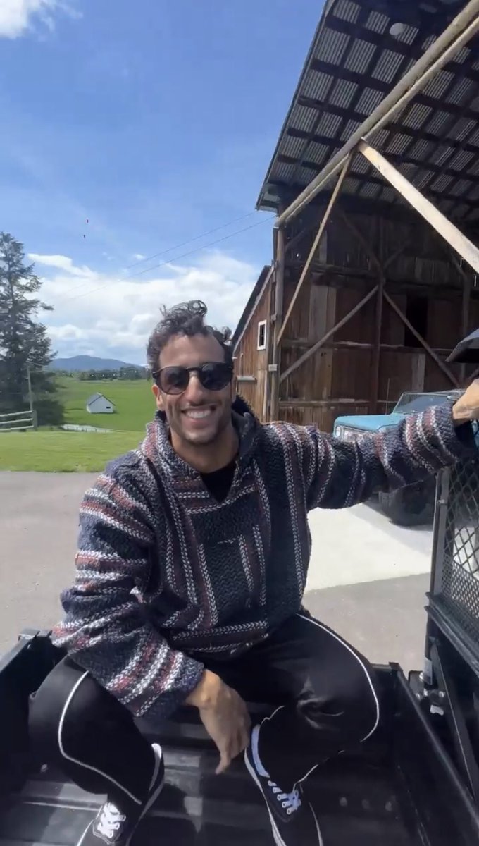 noobrakes's tweet photo. Daniel in Whitefish, Montana ⛰

📷: corey_wilson 
#DanielRicciardo #ScottyJames #CoreyWilson #DannyRic #HoneyBadger #Montana #McLaren #F1 https://t.co/wX8xCawXLv