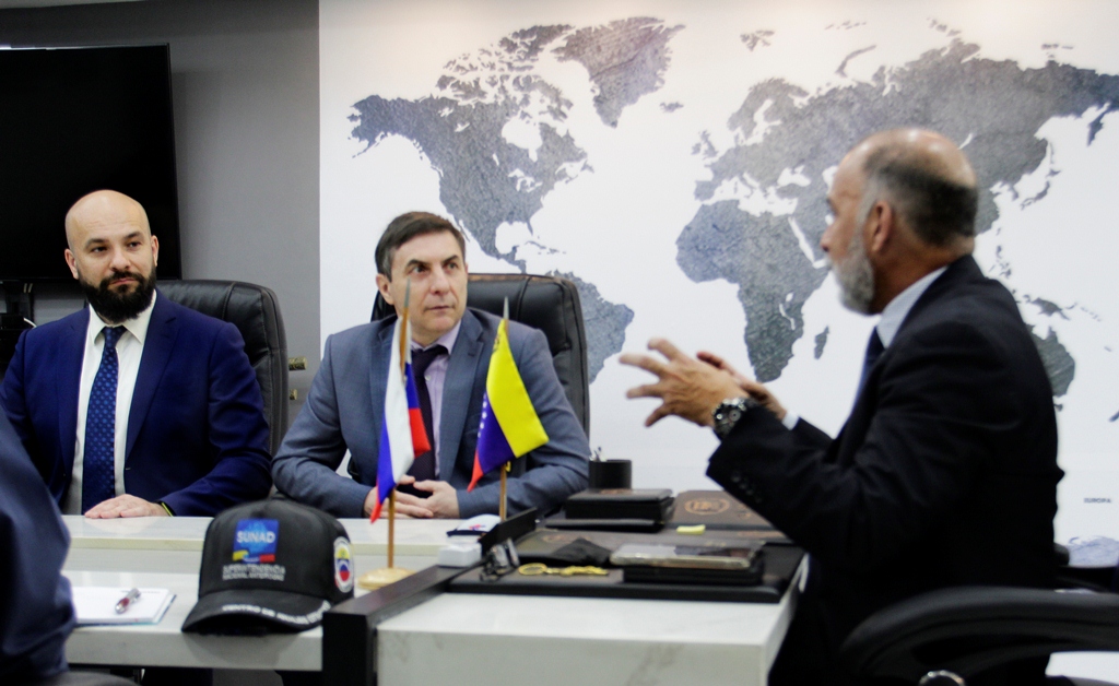 snantidrogas_ve's tweet photo. 🇻🇪🇷🇺El Superintendente Nacional Antidrogas, MG @LopezvargasR sostuvo un encuentro con el Coronel Nikolai Rykunov y Eduard Osipovy, Consejero y Segundo Secretario respectivamente, ambos Rptes de Aduana de la Federación de Rusia, residentes en Argentina y concurrentes para AL. https://t.co/NpdxZNSPzV