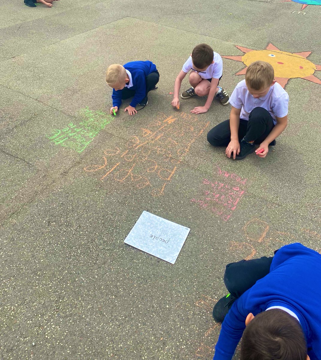 EPA_Y1_Y2's tweet photo. #EPAOctopus class are practising their spellings outside today with chalks #EPAWriting @DeltaEstcourt https://t.co/v43BdBmmuY