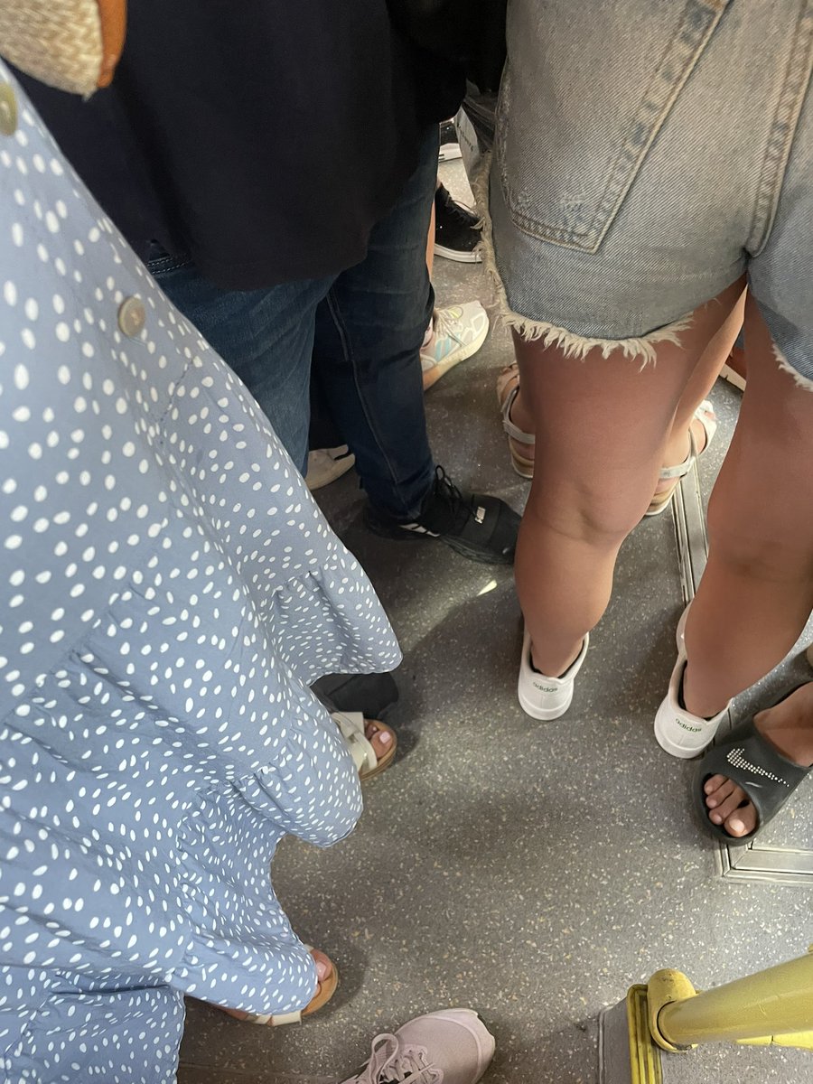 vickyeliasr's tweet photo. Me parece indignante que los autobuses a plena hora de la tarde, ósea las 18h de la tarde de ayer 6 de julio y de todos los días vayan siempre fuera de horario, con retrasos o ni siquiera pasen. Me parece una vergüenza tener que ir así.
@AjuntamentGava @avanzaenBCN @AjSantBoi https://t.co/qdPVR0Otcz