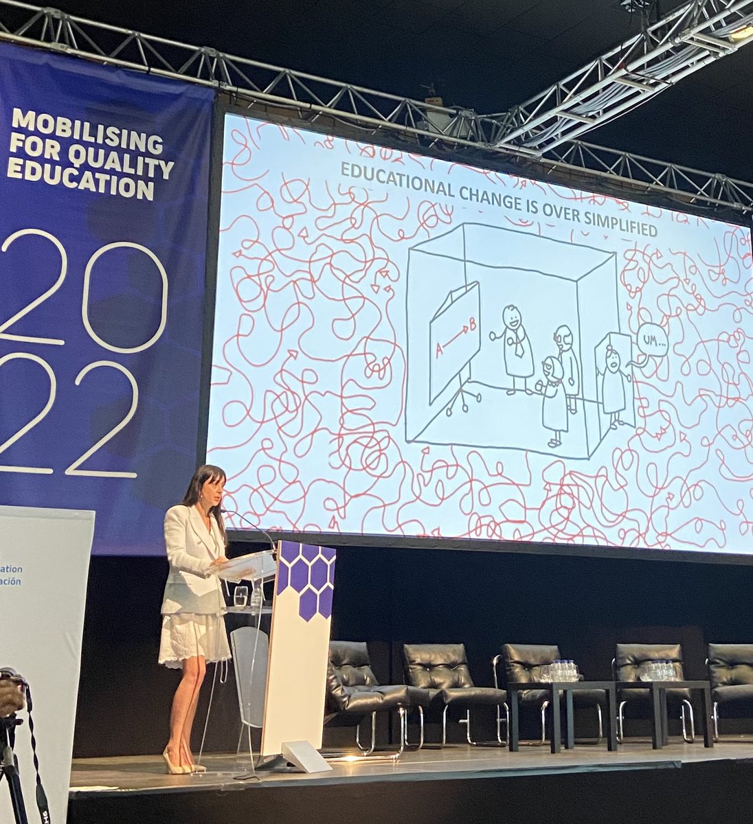 Data geïnformeerd werken is niet hetzelfde als data-based werken. Data zijn pas nuttig als leraren en schoolteams ze samen met hun ervaring en wijsheid kunnen integreren in een gedeelde visie @vanlommelK @etuce_csee  #etuce2022