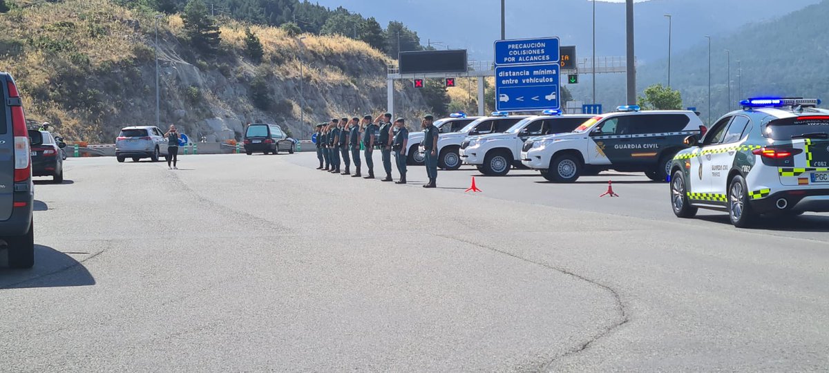 guardiacivil's tweet photo. Patrullas de la @guardiacivil rinden homenaje al Teniente Coronel Pedro Alfonso en el recorrido de la caravana que traslada sus restos mortales desde #Valladolid hasta la base de la UEI en Valdemoro #Madrid 

#DEP https://t.co/3irAHESipm