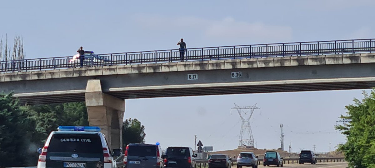 Patrullas de la <a href="/guardiacivil/">Guardia Civil</a> rinden homenaje al Teniente Coronel Pedro Alfonso en el recorrido de la caravana que traslada sus restos mortales desde #Valladolid hasta la base de la UEI en Valdemoro #Madrid 

#DEP