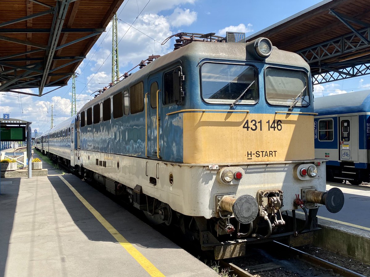 thalys74's tweet photo. #InterrailPass #Day3 Arrivée à l’instant en gare de #BudapestKeleti … magnifique ! 🤗🤗🤗 les 2 premières  photos c’est le train avec lequel je suis arrivé … locomotive et voitures hongroises ajoutées en cours de trajet … les voitures slovaques sont en queue ! #Trainspotting https://t.co/X0nvlOGIL1