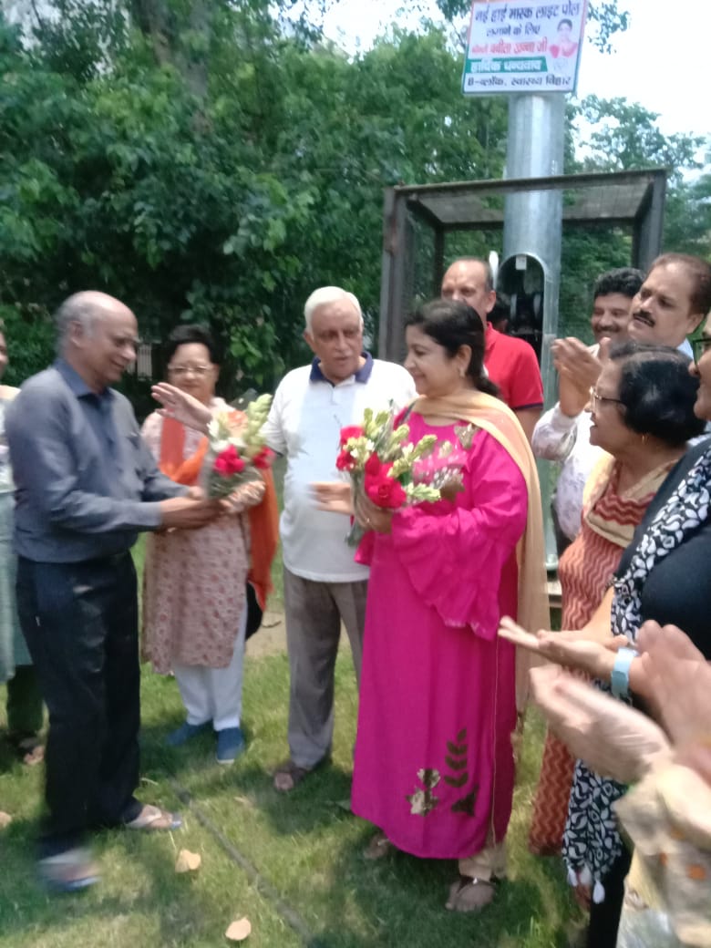 babitakhannabjp's tweet photo. प्रीत विहार वार्ड के #Swastya_Vihar #B_Block स्थित पार्क में कल #HighMastLight को जनता को समर्पित किया गया। यह लाइट को नगर निगम पार्षद बबीता खन्ना जी की निधि से लगाई गई है।
कार्यक्रम में RWA पधाधिकारी श्री आशुतोष उप्रेती जी, श्रीमती मधु सिंह जी, व सभी RWA पधाधिकारी https://t.co/bkGNsAkXba