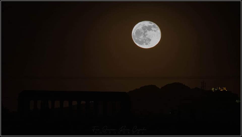 Salida de La Luna en el Partenón (Don Benito) con el castillo de Magacela al fondo por Francisco Javier Ruiz Casado.